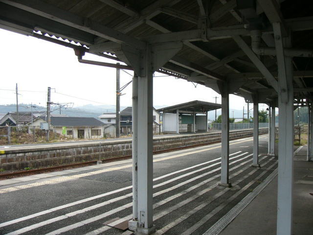 北宇智駅　あまり変わらない旧駅の構内